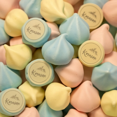 נשיקות ממותגות